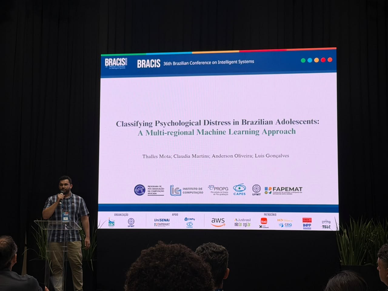 Thalles Mota apresentando no BRACIS 2026; na tela, o título do artigo: Classifying Psychological Distress in Brazilian Adolescents: A Multi-regional Machine Learning Approach